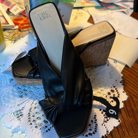 Time & Tru Wedges SZ 7 Black Sandals NWT - Picture 2 of 8